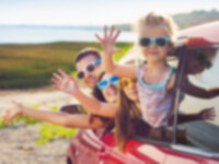 Masterflex Group Urlaubsstimmungsbild: Fröhliche Familie winkend im Auto