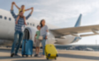 Masterflex Group Urlaubsstimmungsbild: glückliche Familie vor Flugzeug