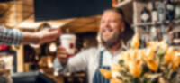 Masterflex Group Cafehouse-Stimmungsbild: Barista reicht Kaffee