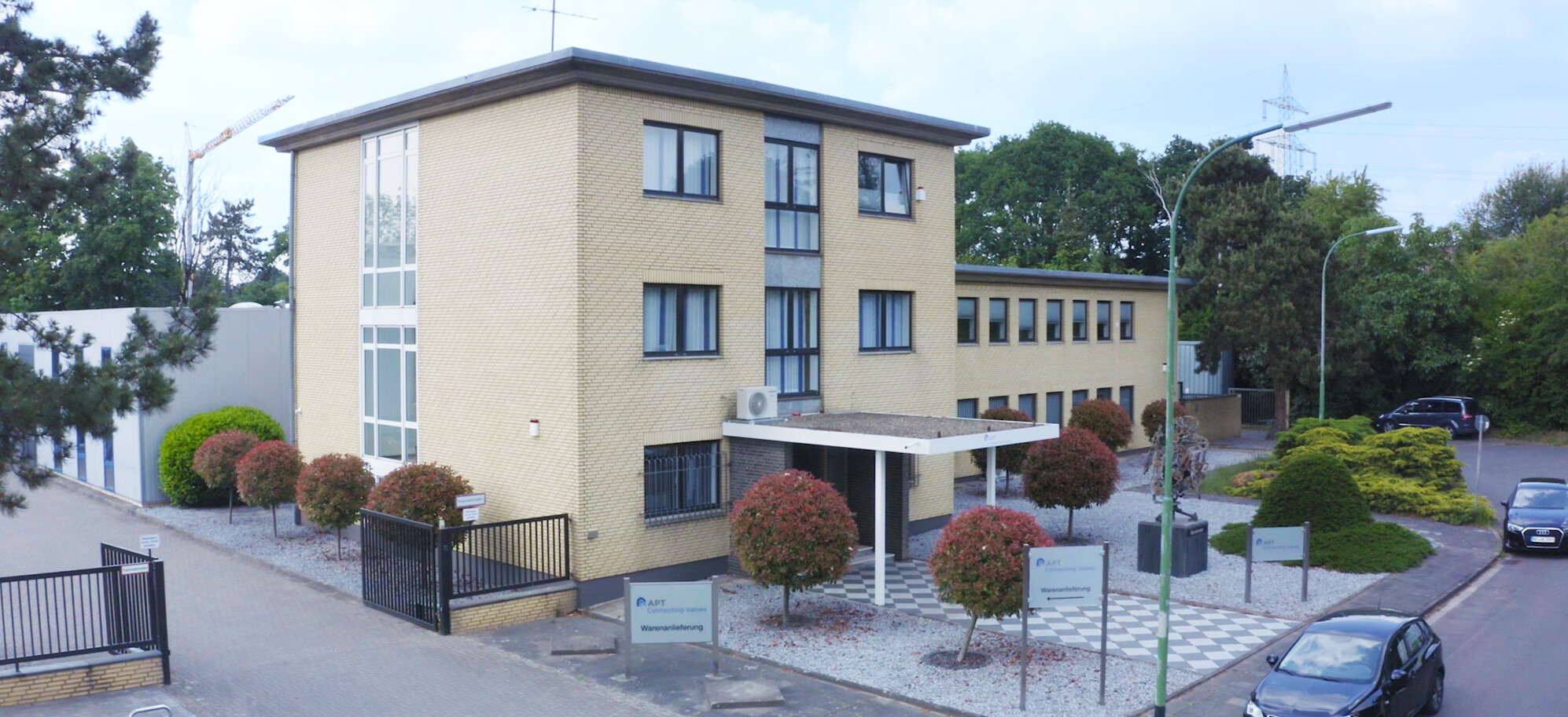 Das Firmengebäude der APT in Neuss mit einer Drohne von oben aufgenommen. 