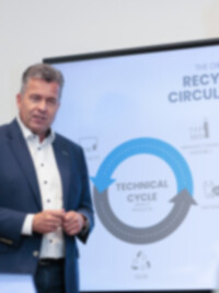 Mood picture: CEO Dr. Andreas Bastin explains the technical cycle