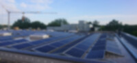 Eine Produktionshalle mit energetischer Nutzung der Dachflächen in Gelsenkirchen. Mit der neuen Photovoltaikanlage fließt selbst produzierter Ökostrom direkt in die Produktion vor Ort.