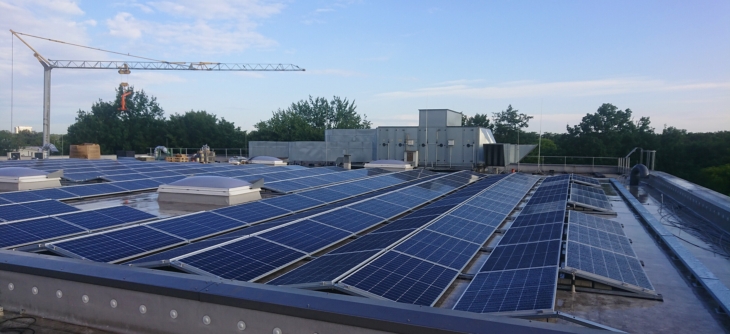 Eine Produktionshalle mit energetischer Nutzung der Dachflächen in Gelsenkirchen. Mit der neuen Photovoltaikanlage fließt selbst produzierter Ökostrom direkt in die Produktion vor Ort.