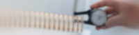 Masterflex Qualitätsprüfung: Nahaufnahme von einem Spiralschlauch mit Wandungsprüfer