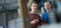 Exemple d'image : des employés se tiennent debout avec un ipad sur le site de production de Gelsenkirchen